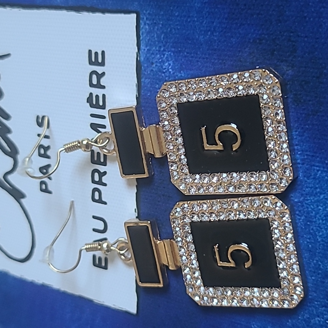 Isabella Glamorous Black And Gold Earrings
